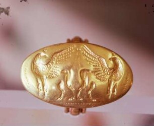 Siegelring aus Mykene, Kammergräber Unterstadt, Grab 68 : Athen. Archäologisches Nationalmuseum, Inv.Nr. 2970. Mykenischer Goldring, 20 x 13 mm. Siegelring mit Greifen. Mykene, Kammergräber Unterstadt, Grab 68