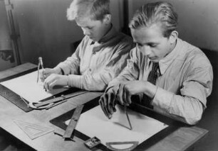 Hamburg. Uhlenhorst. Blindenschule Lerchenfeld. Blinde Schüler müssen auch in Geometrie mit dem Zirkel umgehen können.