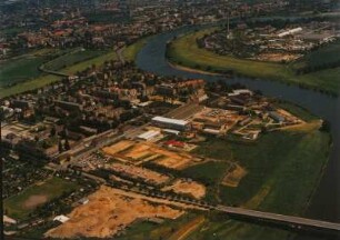 Dresden-Übigau. Stadtteilansicht über die Washingtonstraße und Kaditzer Brücke mit Elbschlinge am Schlachthof und den Flutrinnen bei Kaditz und am Großen Ostragehege gegen Mickten. Luftbild-Schrägaufnahme von Südwesten