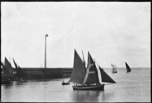 Le Havre, Fischerboote verlassen den Hafen