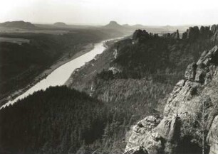Sächsische Schweiz. Elbtal mit Königstein, Lilienstein und Schrammsteinkette. Blick vom Teufelsturm nach Westnordwest