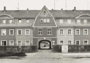 Wohnhauszeile mit Torbau