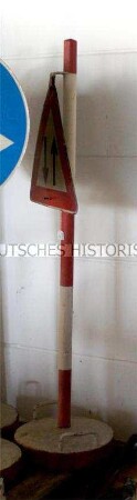 Verkehrsschild einer Grenzübergangsstelle, Gefahrschild Gegenverkehr