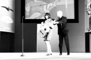 Freiburg: Stadthalle; die Berliner Sängerin und Reporter Günter Jendrich