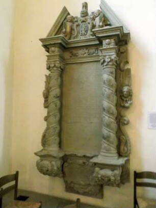 Stiftskirche-Langhaus Innen-Großer Renaissance-Epitaph mit plastischer Ornamentik in Steinmetzarbeit und Textkartusche in Übersicht