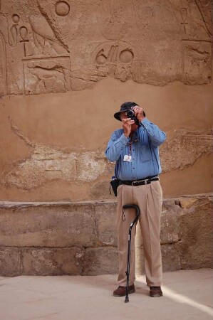Tourist im Säulensaal des Amun-Tempels von Karnak, Luxor