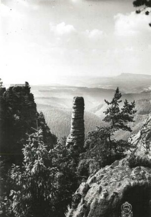 Böhmische Schweiz (České Švýcarsko). Kreuzstein (Aussichtspunkt) und Kleiner Prebischkegel (Malý Pravčický kužel) gegen den Großen Zschirnstein. Blick vom Prebischtor nach Südwest