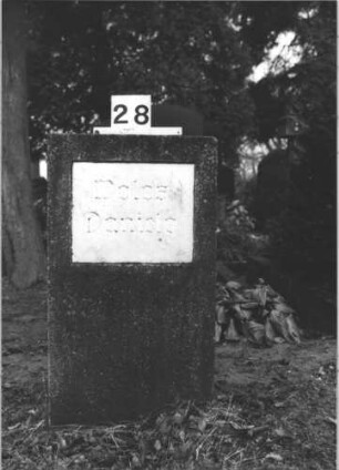 Grabstein 28 (Index: 100116546) Material: Kalkstein, weiße Marmorplatte Zustand: gut Maße HxBxT: 80x44x8 cm Beschreibung: rechteckige Stele, Schriftplatte: Grabstein 28