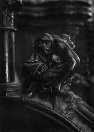 Chorgestühl N II 10/11: Kauernde Figur mit Glocke