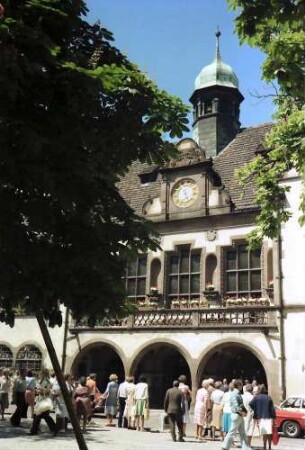 Freiburg: Rathaus im Durchblick von Kastanien mit Schwarz-Denkmal