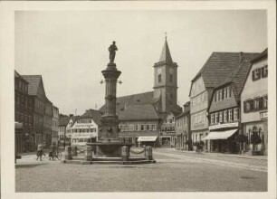 Bad Neustadt an der Saale. Marktplatz mit Marktbrunnen (1881) und Kirche Mariä Himmelfahrt in Hintergrund