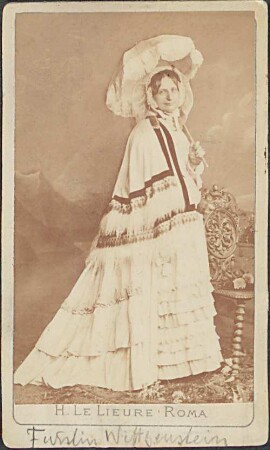 Carolyne von Sayn-Wittgenstein, stehend