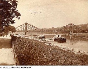 Dresden-Blasewitz. Blick vom linken Elbufer über Landungsbrücken der Personenschiffahrt elbabwärts gegen die Loschwitzer Brücke ("Blaues Wunder")
