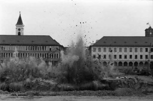 Sprengung der Grundplatte einer ehemaligen Wasserfontäne auf dem Mittelstück des Schloßplatzes.