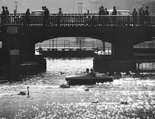 Hamburg-Altstadt. Die Schleusenbrücke am Neuen Wall über das Alsterfleet