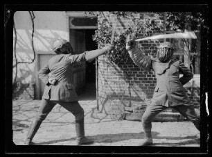 Florettfechten (Leutnant Dell und Leutnant Otto Lang) vor einem Hauseingang in Guillemont (Dep. Somme, Frankreich): "Bruststreicher"