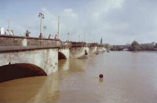 Dresden-Altstadt. Elbe-Hochwasser August 2002. Elbe-Hochwasser an der Augustusbrücke