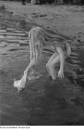 Mädchen, im Wasser spielend