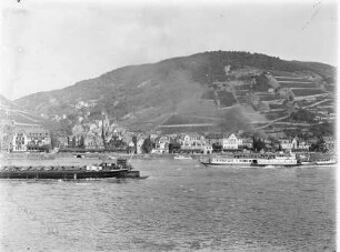 Rheinfront von Assmannshausen mit den Hotels Krone, Anker und Lamm; Dampfer- und Lastkahnverkehr auf dem Rhein