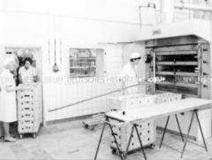 In der Backwarenproduktion des Selbstbedienungsladens "Kaufhalle Waldstadt" in Potsdam