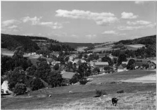 Bad Gottleuba-Berggießhübel-Hellendorf. Blick auf das Dorf, Ansichtskarte