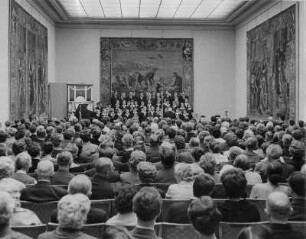 Dresden. Zwinger, Gemäldegalerie Alte Meister, Gobelinsaal, Konzert mit dem Kreuzchor unter R. Mauersberger