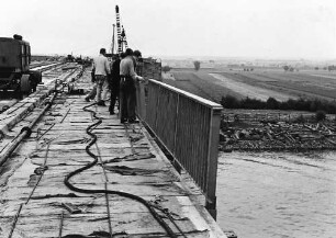 Rheinbrücke Frankenthal (Theodor-Heuss-Brücke), km 565,185 - 566,014 Geländermontage Baubeginn: Oktober 1938, Einsturz der Stahlbrücke: 12.12.1940, Einstellung der Arbeiten: Ende 1941,Weiterbau: April 1949, Verkehrsübergabe Fahrbahn Mannheim - Saarbrücken: 9.9.1950, Bau der Fahrbahn Saarbrücken - Mannheim: August 1960 -September 1963. Endgültige Fertigstellung: 12.6.1964.