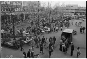 Rathausplatz: Flohmarkt: Vogelperspektive: Marktstände, Besucher, Lieferwagen, Bauminseln: hinten links Randbebauung: im Hintergrund Manfred-Samusch-Straße, Rathaus, Teilansicht mit Nebeneingang