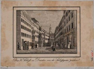 Ansicht der Schlossgasse (heute Schlossstraße) nach Norden, links das Tor in den kleinen Schlosshof, Mitte der Georgenbau und die Turmspitze der Katholischen Hofkirche