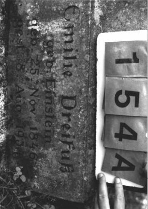 Grabstein 154 (Index: 100106347) Material: Sandstein, Schriftplatte Granit Maße HxBxT: 136x49x15 cm Beschreibung: Stele, eingezogener Kleeblattbogenabschluß, eingelassene rechteckige Schriftplatte, Sockel Symbolik: Davidstern: Grabstein 154A