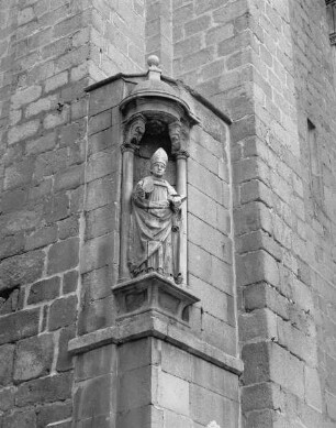 Darstellungen des Heiligen Bischofs — Heiliger Bischof an der Nordwestecke der Westfassade