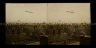Publikum auf den Dächern beobachtet Zeppelin, Berlin