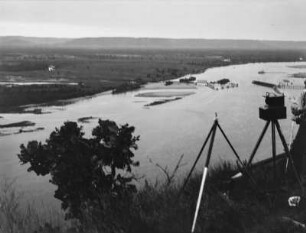 Am Devil's Lake : Stative und Kameras auf einer Anhöhe im Umland des Devil's Lake am Mississippi