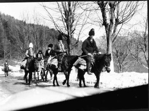 Sinaia: Vier [sechs] Reiter vom Auto aus; bei Sinaia