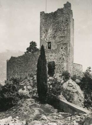 Die Burgruine Arco in der Nähe des gleichnamigen Ortes. Ansicht des Hauptturmes