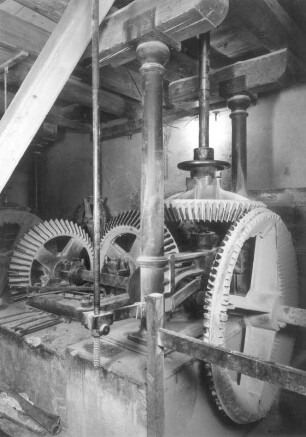 Wolkenburg (Kreis Glauchau), Mühlenstraße 9. Getreidemühle, "Liegendes Zeug". Kegelradgetriebe von Turbine her, Hauptwelle treibt über Kegelradgetriebe zwei Mühleisen