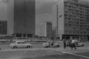 Dresden. Blick über die Leningrader Straße zur Prager Straße mit Hotel Newa und Appartementhaus