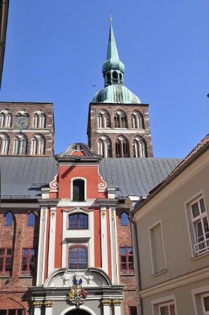 Stralsund - Rathaus und St. Nicolai : Rathaus und Kirchturm von St. Nicolai. Aufgenommen am 21. April 2011 in Stralsund
