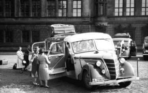 Dresden: Reiseautobus vor der Abfahrt