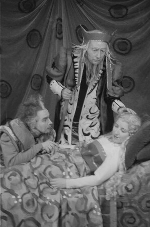 Szenenbilder aus der Oper "Pelléas und Mélisande" von Claude Debussy, nach einem Schauspiel von Maurice Maeterlinck an der Deutschen Staatsoper Berlin : Szene mit Anny Schlemm als Melisande