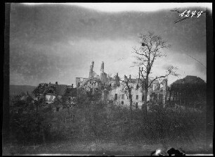 Craonne (Dep. Aisne, Frankreich): Ruinen der Kirche (?) und eines Nachbargebäudes