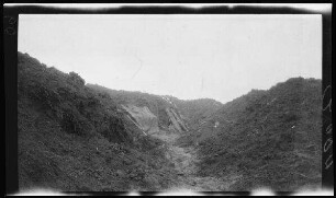 A.O.K.-Stellung bei Sailly-Saillisel (Dep. Somme, Frankreich): Trampelpfad zwischen Erdhaufen, im Hintergrund Abdeckplanen ("Vorderster Trichtergraben, A.O.K.-Stellung. Somme 1916")