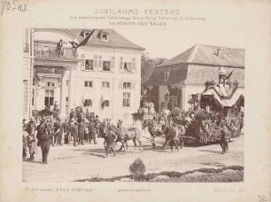 Prunkwagen beim Jubiläums-Festzug zum 70. Geburtstag des Großherzogs Friedrich I. von Baden vor dem Karlsruher Schloss