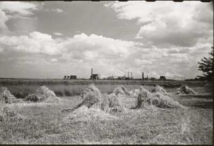 Industrielandschaft mit Industriekraftwerk und Chemiefabrik. Im Vorder- und Mittelgrund Feldfluren : Böhlen. Industrielandschaft mit Industriekraftwerk und Chemiefabrik. Im Vorder- und Mittelgrund Feldfluren
