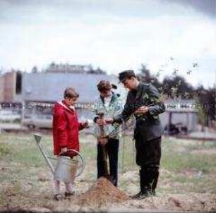 Mitglieder der AG Junger Gartenbauer der Station Junger Techniker und Naturforscher Eberswalde bei Pflanzung eines Gehölzes