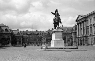 Versailles: [Cour Royale] mit Reiterstandbild Ludwig XIV.