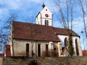 Kirche von Süden mit spätgotisch überarbeitetem Chor und im Jahr 1752 neu erbautem Langhaus (auf Romanisch-Gotischem Vorgänger) sowie Kirchturmobergeschoß (Spätgotisch)