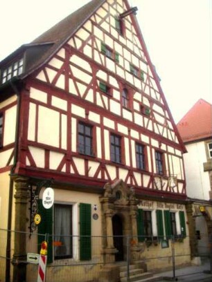 Stadtbild-Alte Vogtei von 1610 über Giebelseite mit Fachwerk-Obergeschossen sowie Windenbalken im Giebelbereich