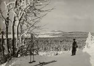 Erzgebirge. Skiläufer auf dem Kahleberggipfel. Blick auf Altenberg und den Geisingberg