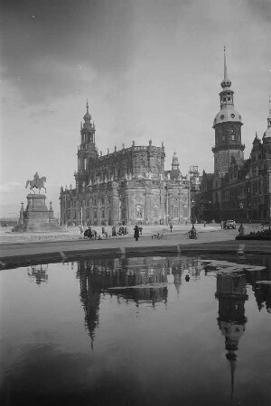 Dresden. Blick vom Brunnenbecken vor der Gemäldegalerie gegen das Reiterdenkmal König Johanns, die Kathedrale und das Schloß